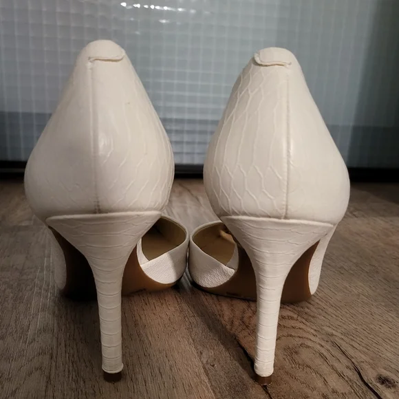 Elegant White Stilettos - Picture 3 of 9